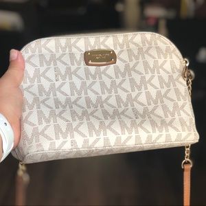 MICHAEL KORS
Cindy Signature PVC Crossbody Vanilla